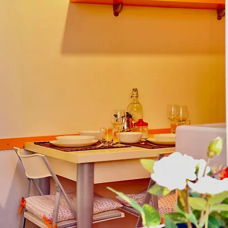 Orange House Apartment *